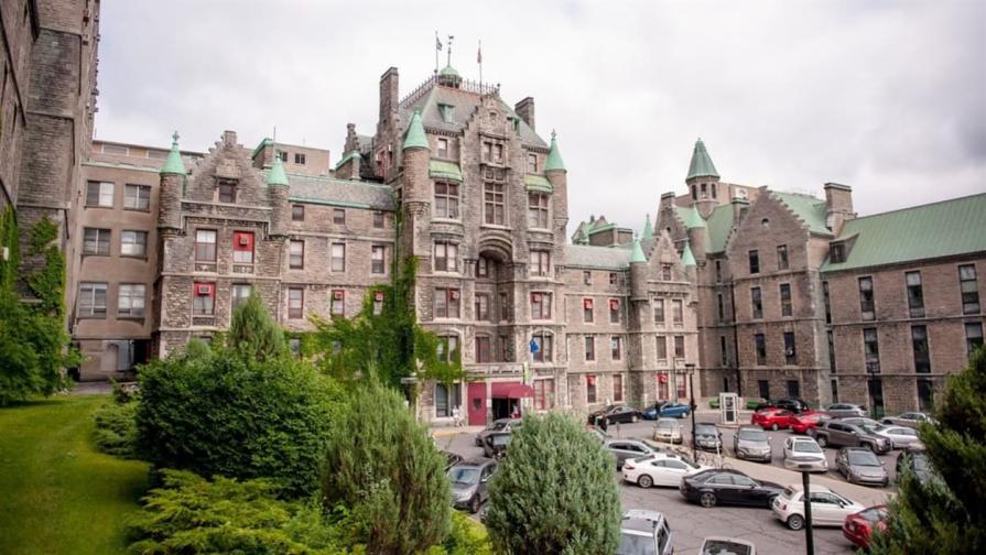  L'ancien hôpital Royal Victoria abritera d'ici quelques années un centre d’apprentissage, de recherche et d’innovation de renommée mondiale, espère la direction de l'Université McGill. Photo : Radio-Canada/Luc Lavigne 